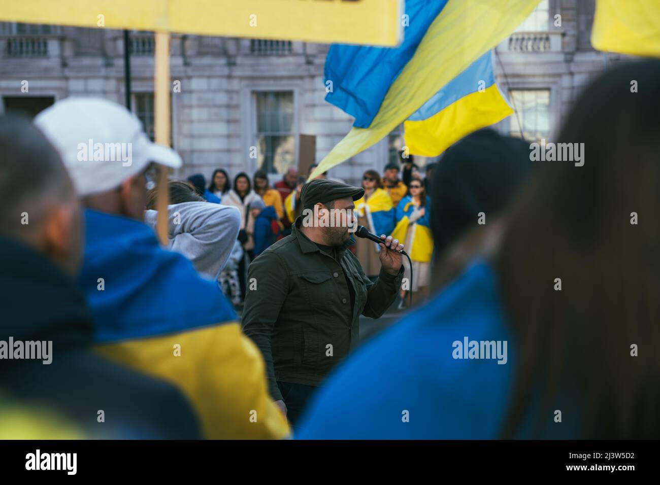 Ukrainischer Mann hält eine Rede auf der Demonstration gegen den Krieg mit Russland in Whitehall, London. Beendet den Krieg. Stehe mit der Ukraine. Protest Stockfoto