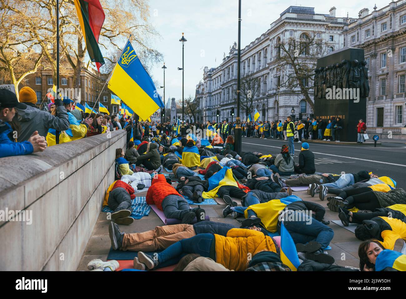 Ukrainer protestieren im Londoner Whitehall gegen den Krieg mit Russland. Demonstration gegen die russische Armee in Bucha. Ukrainische Flaggen winken für den Frieden Stockfoto