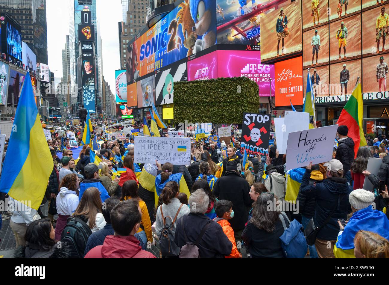 New York, New York, USA. 9. April 2022. Hunderte versammeln sich am 09. April 2022 auf dem Times Square in New York City, um sich solidarisch mit der Ukraine zu stellen. (Bild: © Ryan Rahman/Pacific Press via ZUMA Press Wire) Stockfoto New York, New York, USA. 9. April 2022. Hunderte versammeln sich am 09. April 2022 auf dem Times Square in New York City, um sich solidarisch mit der Ukraine zu stellen. (Bild: © Ryan Rahman/Pacific Press via ZUMA Press Wire) Stockfoto