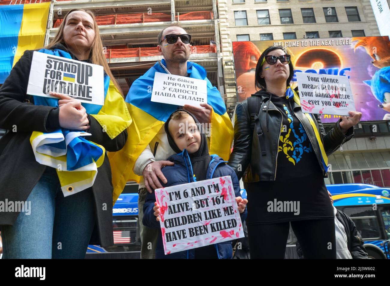 New York, New York, USA. 9. April 2022. Demonstranten, die am 09. April 2022 auf dem Times Square in New York City Zeichen halten, um Solidarität mit der Ukraine zu zeigen. (Bild: © Ryan Rahman/Pacific Press via ZUMA Press Wire) Stockfoto New York, New York, USA. 9. April 2022. Demonstranten, die am 09. April 2022 auf dem Times Square in New York City Zeichen halten, um Solidarität mit der Ukraine zu zeigen. (Bild: © Ryan Rahman/Pacific Press via ZUMA Press Wire) Stockfoto