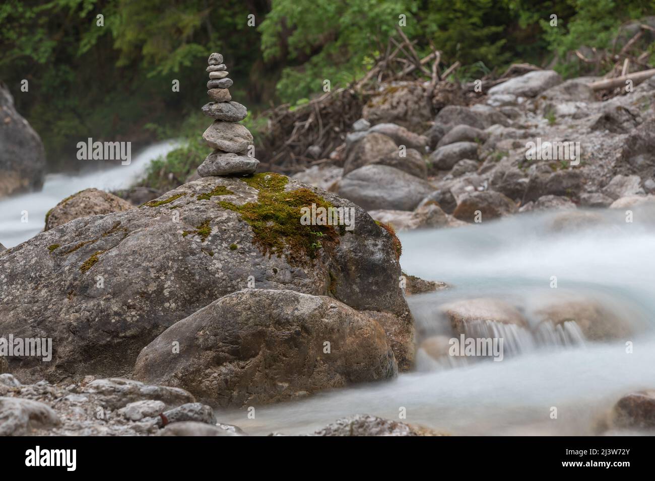 Steinturm auf einem Felsen im Wildbach Stockfoto