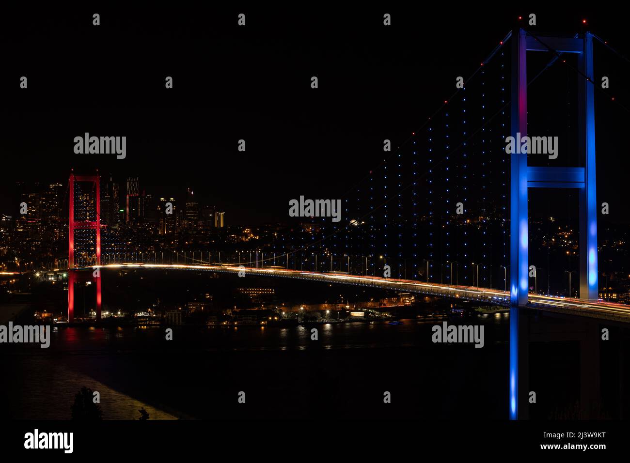 Die Lichter der Stadt bei Nacht und die Bosporus-Brücke, Istanbul-Nachtstadt, Brücke zur Stadt, lange Brücke Stockfoto
