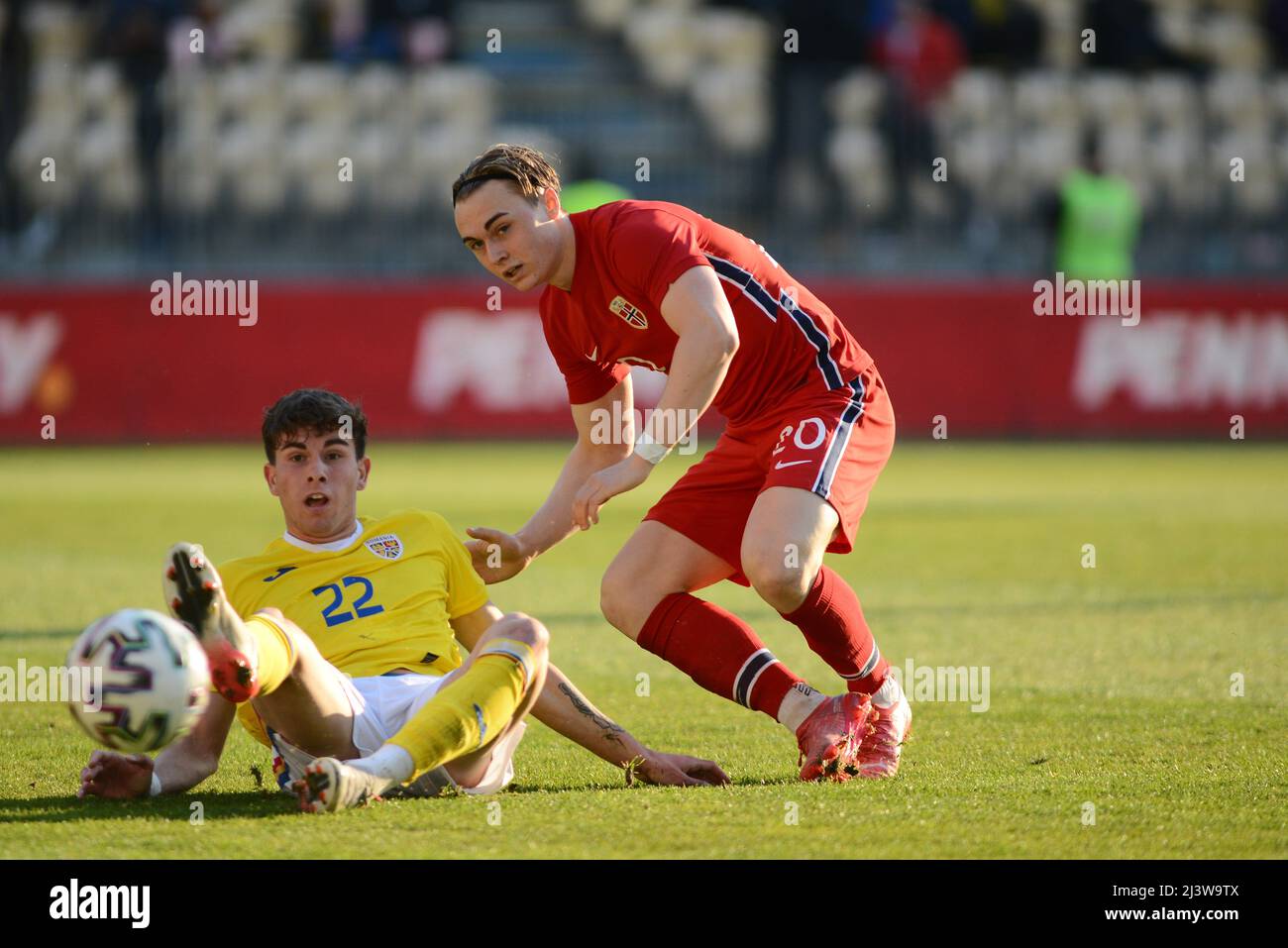 Elias Merkelsen #20 und Andrei anton #22 im Freundschaftsspiel Romania U20 vs Norway U20 gespielt am 24.03.2022, Ilie Oana Stadium , Ploiesti , Cristi Stavri Stockfoto