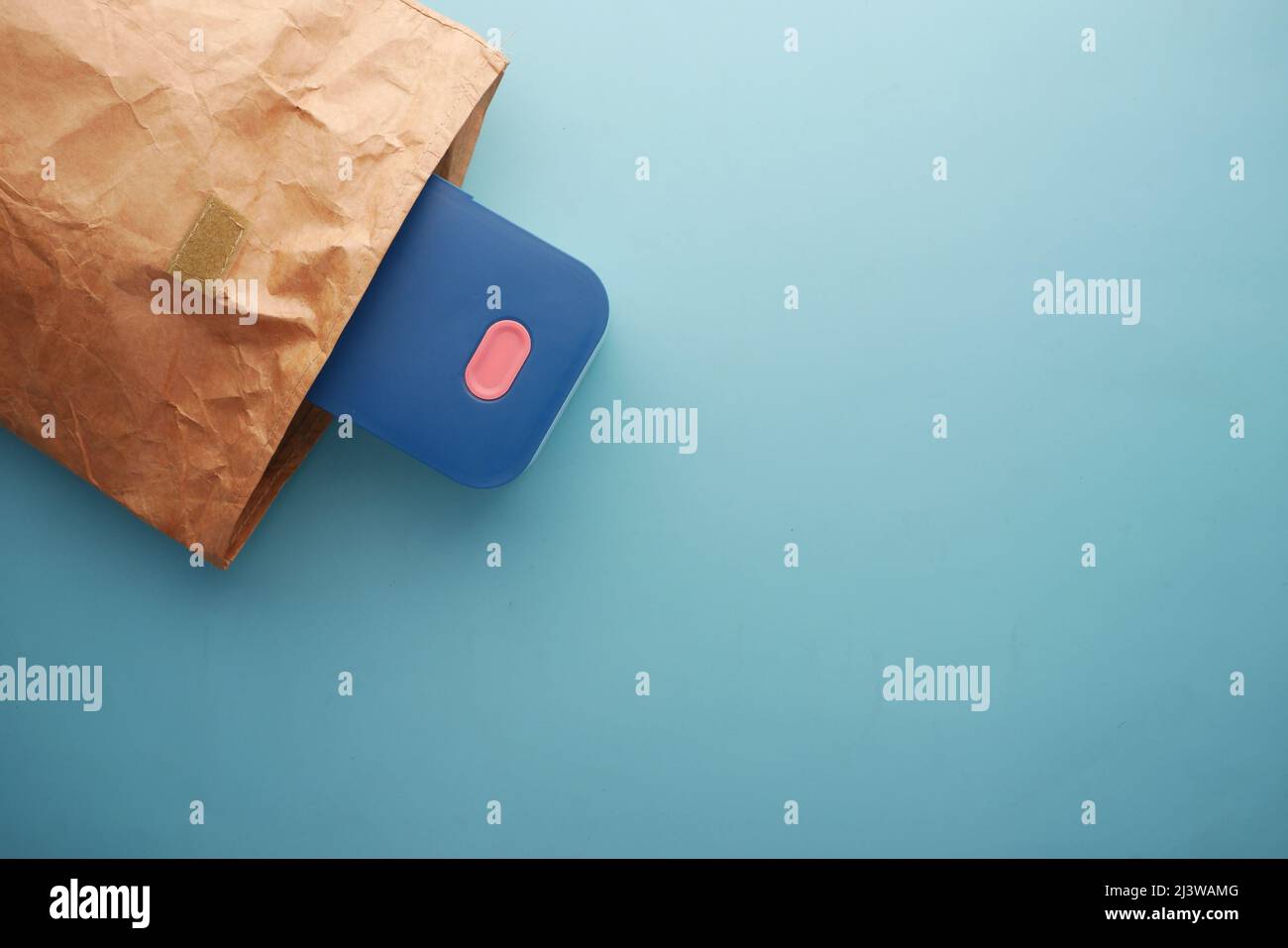 Draufsicht auf eine Lunchbox auf farbigem Hintergrund Stockfoto