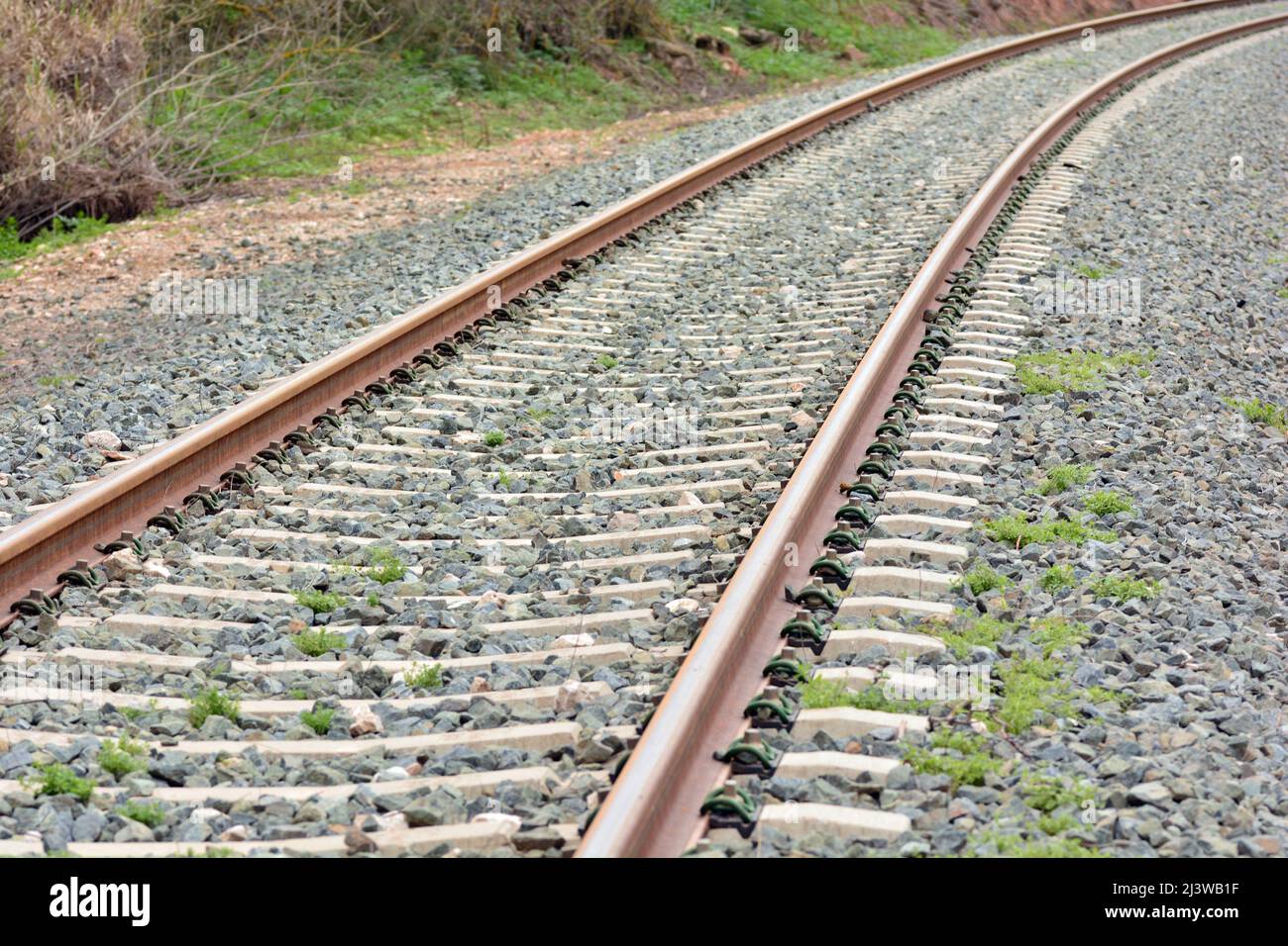 Vía férrea del tren en primavera Stockfoto