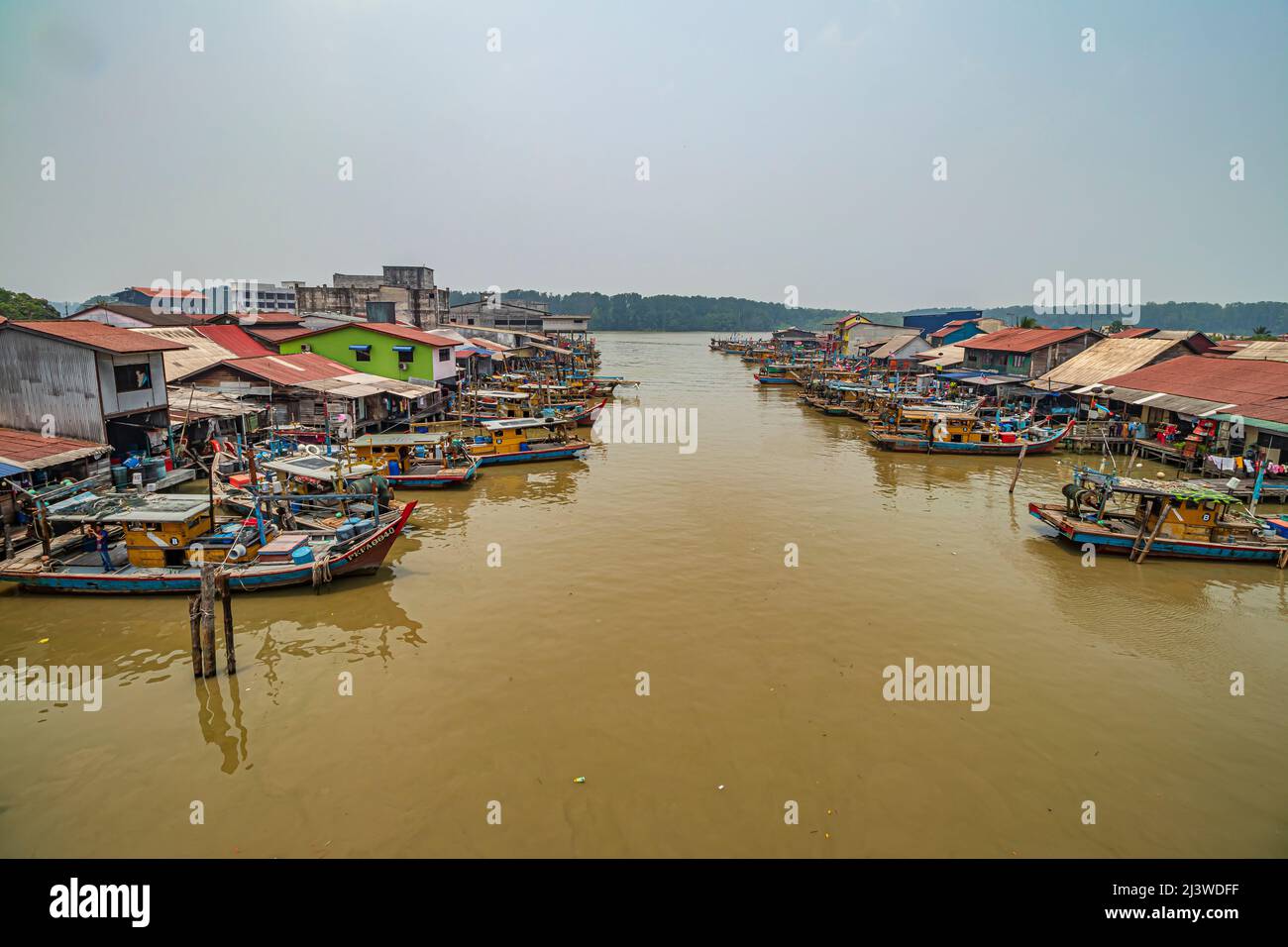Reihe von Stelzenhäusern und Fischerbooten am Flussufer des Fischerdorfes  in Kuala Sepetang, das früher als Port Weld in Perak, Malaysia, bekannt war  Stockfotografie - Alamy