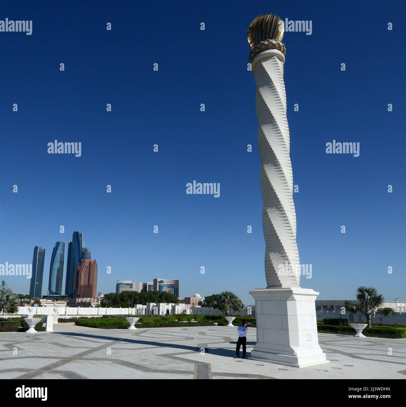 Moderne Skulpturen im Innenhof des Präsidentenpalastes in Abu Dhabi, Vereinigte Arabische Emirate. Stockfoto