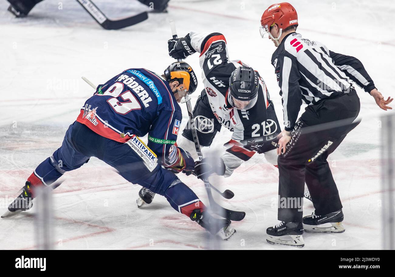 Berlin, Deutschland. 10. April 2022. Eishockey: DEL, Eisbären Berlin - Kölner Haie, Meisterschaftsrunde, Viertelfinale, Spieltag 1, Mercedes-Benz Arena. Der Berliner Leo Pföderl (l) kämpft um den Puck gegen Mark Olver von Kölner Haie. Quelle: Andreas Gora/dpa/Alamy Live News Stockfoto