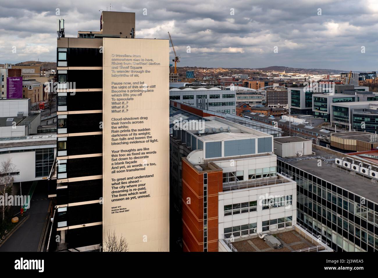 SHEFFIELD, GROSSBRITANNIEN – 10. MÄRZ 2022. Luftaufnahme der Was wäre wenn? Gedicht von Andrew Motion geschrieben an der Seite des Owen-Gebäudes in Sheffield Hallam Univer Stockfoto