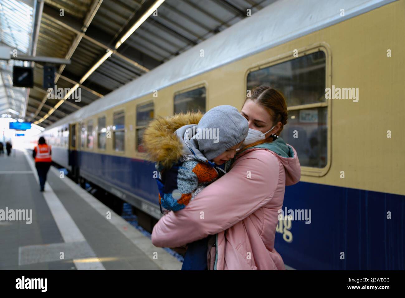 flüchtlingsukrainische Mutter mit ihrem Kind an der deutsch-polnischen Grenze, um weiter nach Hannover zu reisen Stockfoto