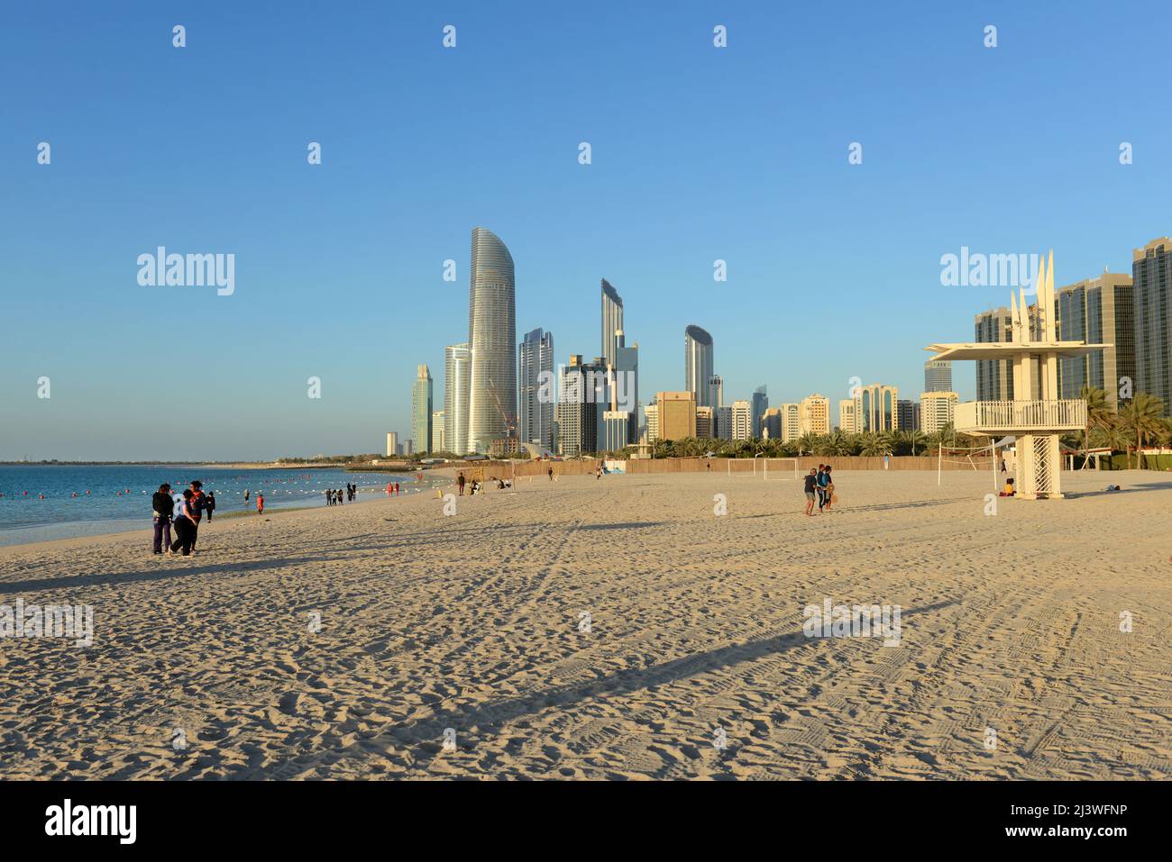 Der wunderschöne Strand Corniche in Abu Dhabi, VAE. Stockfoto