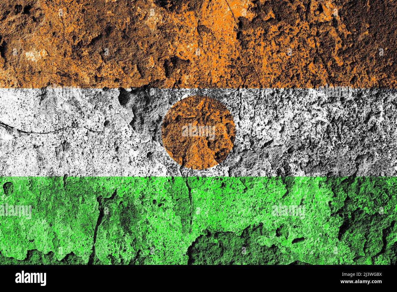 Verzweifelte niger-Flagge auf einer alten beschädigten Betonmauer Stockfoto