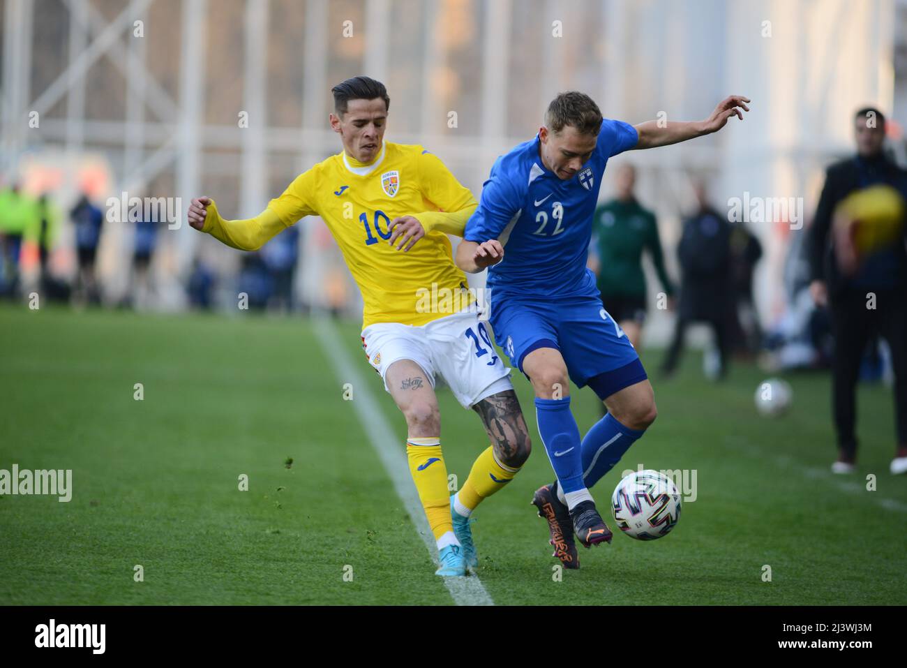 Alexandru Cimpanu #10 und Julius Tauriainen #22 im Freundschaftsspiel zwischen Rumänien U21 und Finnland U21 , 25.03.2022 ,Arcul de Triumph Stad , Bukarest Stockfoto