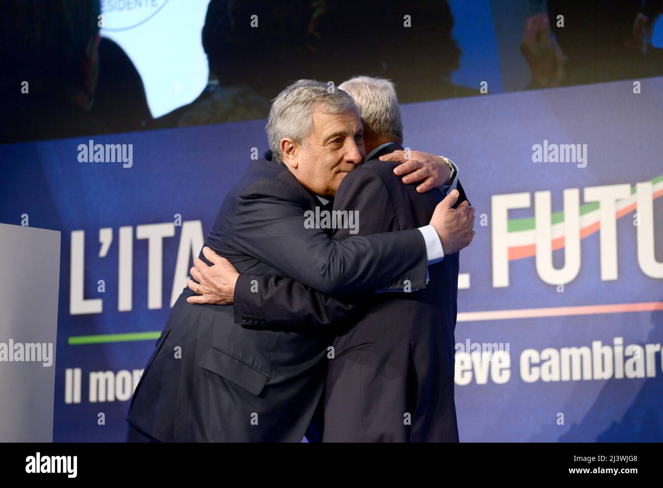 Antonio Tajani und Carlo Sangalli, umarmt Stockfoto