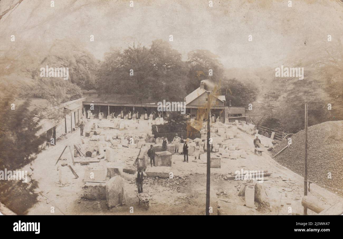 Luftaufnahme eines Steinmetzhofes, Anfang des 20.. Jahrhunderts. Steinblöcke in verschiedenen Arbeitsstadien sind zu sehen, zusammen mit Steinmetzen, die im Hof stehen (einer mit Schubkarre) Stockfoto