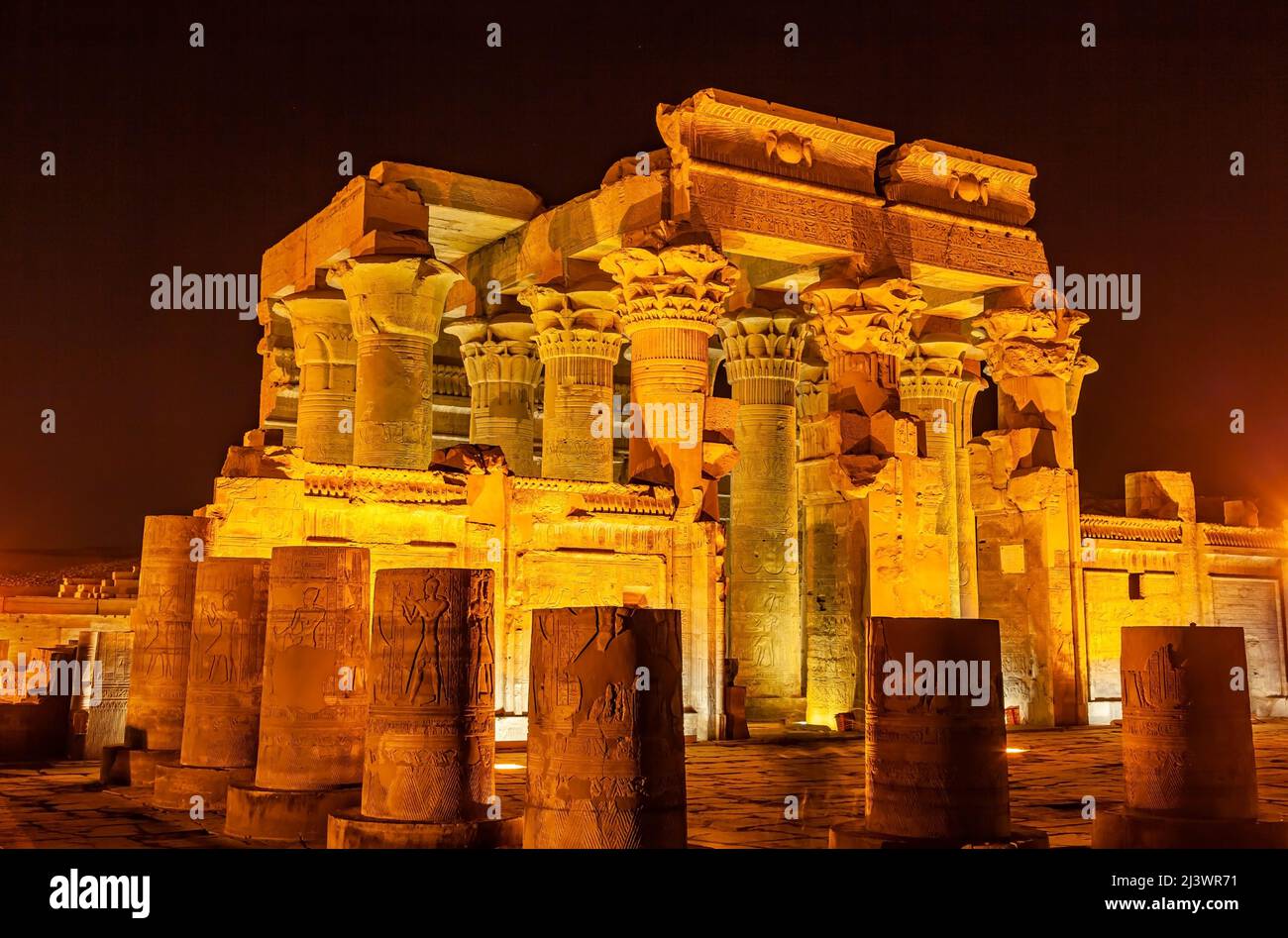 Außenansicht des Tempels von Sobek und Horus in der Nacht in Kom Ombo, Assuan, Ägypten. Der Tempel, der dem Krokodil-Gott Sobek und dem gewidmet ist Stockfoto