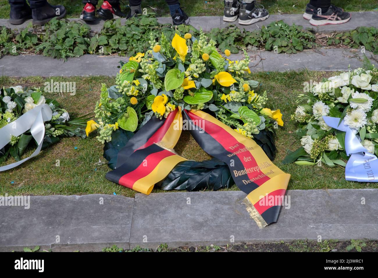 Blumen Und Ribbons Am Ravensbrück Womens Concentration Camp Memorial Day In Amsterdam, Niederlande 10-4-2022 Stockfoto