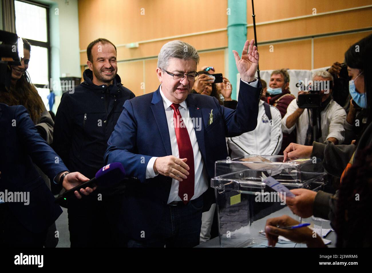 Marseille, Frankreich. 10. April 2022. Jean-Luc Melenchon, der Kandidat der linken Partei La France Insoumise (Unsubmissives Frankreich), stimmt am 10. April 2022 in einem Wahllokal in Marseille, Südfrankreich, ab. Die Wahl für die französischen Präsidentschaftswahlen 2022 begann am Sonntag um 8:00 Uhr Ortszeit (0600 Uhr GMT) in Metropolitan France. Quelle: Clement Mahoudeau/Xinhua/Alamy Live News Stockfoto