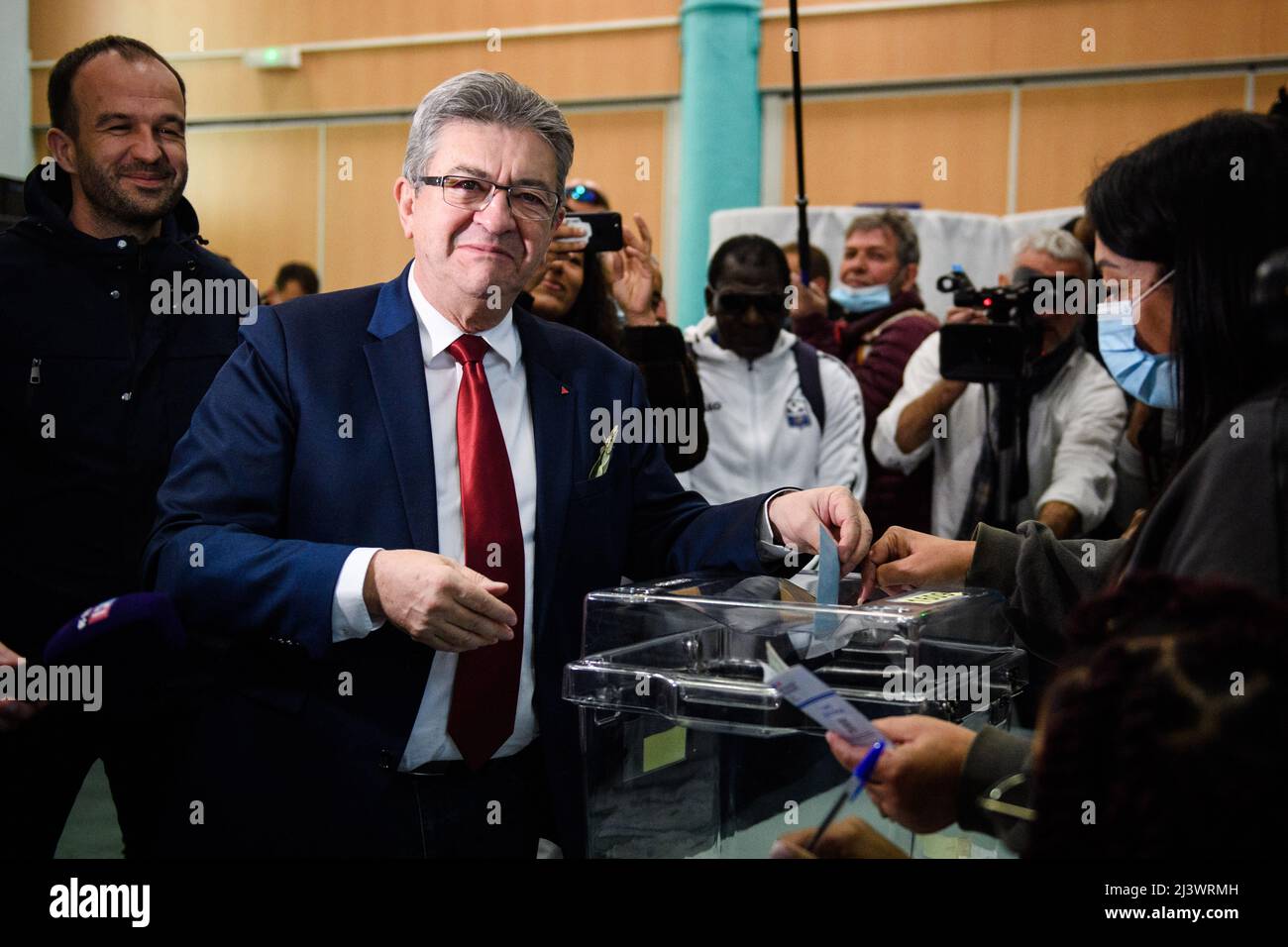 Marseille, Frankreich. 10. April 2022. Jean-Luc Melenchon, der Kandidat der linken Partei La France Insoumise (Unsubmissives Frankreich), stimmt am 10. April 2022 in einem Wahllokal in Marseille, Südfrankreich, ab. Die Wahl für die französischen Präsidentschaftswahlen 2022 begann am Sonntag um 8:00 Uhr Ortszeit (0600 Uhr GMT) in Metropolitan France. Quelle: Clement Mahoudeau/Xinhua/Alamy Live News Stockfoto