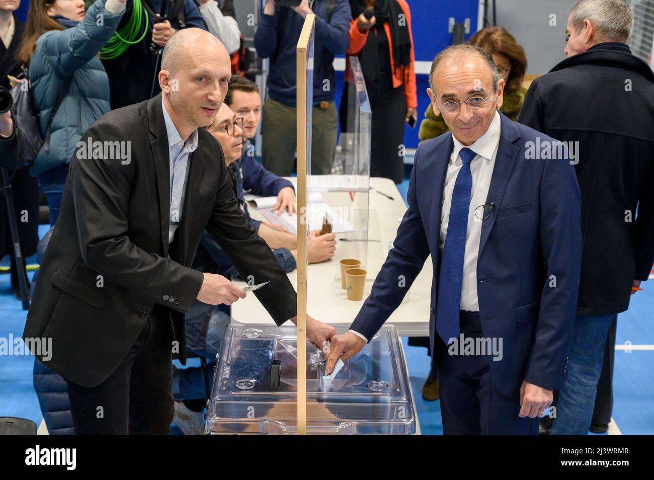 Paris, Frankreich. 10. April 2022. Der Kandidat der rechtsextremen Partei „Reconquete“ für die Präsidentschaftswahl 2022, Eric Zemmour (R, Front), stimmt am 10. April 2022 in einem Wahllokal in Paris, Frankreich, ab. Die Wahl für die französischen Präsidentschaftswahlen 2022 begann am Sonntag um 8:00 Uhr Ortszeit (0600 Uhr GMT) in Metropolitan France. Quelle: Julien Mattia/Xinhua/Alamy Live News Stockfoto