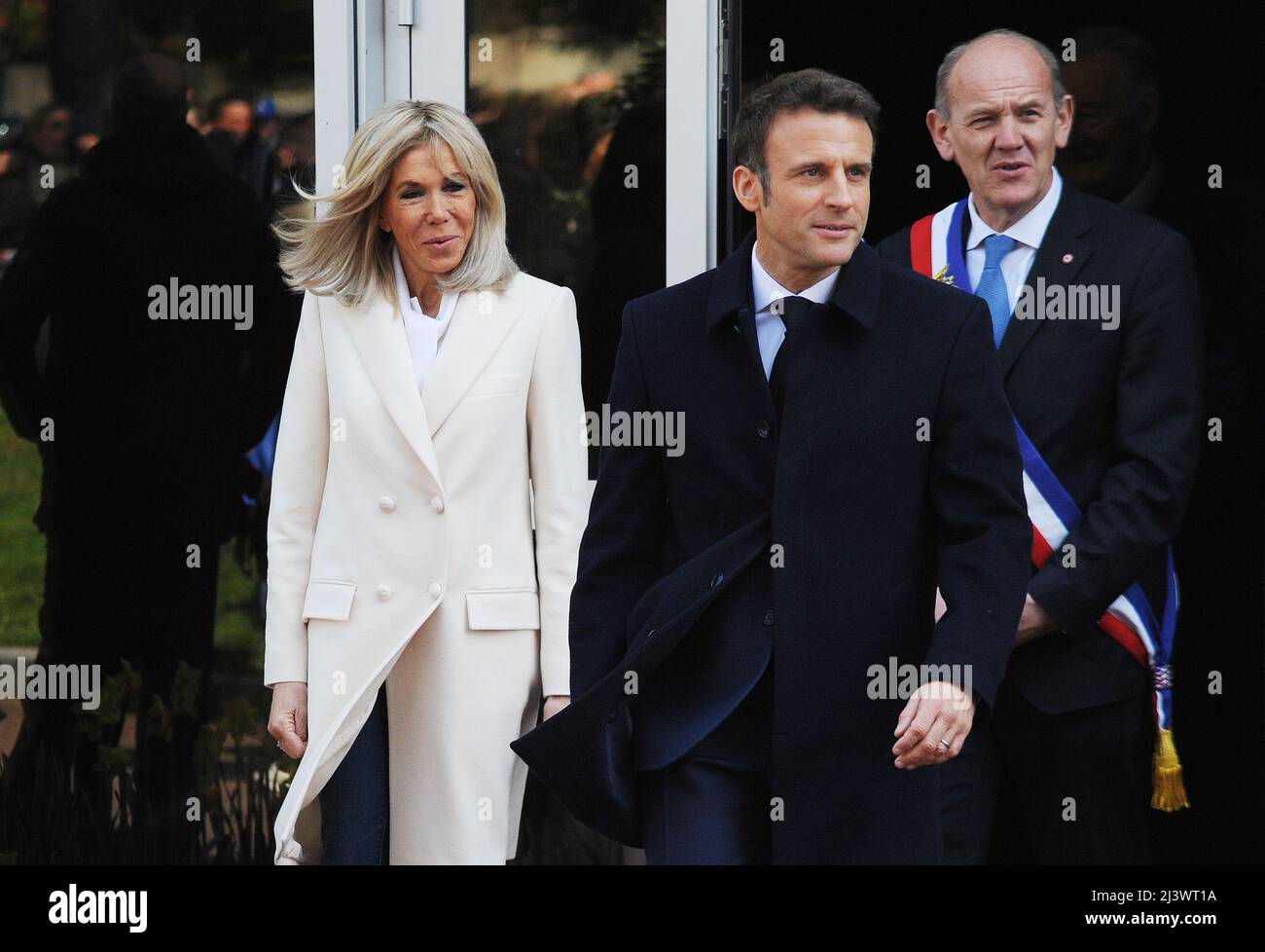 (220410) -- LE TOUQUET, 10. April 2022 (Xinhua) -- der französische Präsident Emmanuel Macron (C) und seine Frau Brigitte Macron (L) gehen aus einem Wahllokal, nachdem sie ihre Stimmzettel in Le Touquet, Nordfrankreich, am 10. April 2022 abgegossen haben. Die Wahl für die französischen Präsidentschaftswahlen 2022 begann am Sonntag um 8:00 Uhr Ortszeit (0600 Uhr GMT) in Metropolitan France. Rund 48,8 Millionen Wahlberechtigte werden ihren neuen Präsidenten für die nächsten fünf Jahre unter 12 Kandidaten wählen, darunter den derzeitigen französischen Präsidenten Emmanuel Macron. (Xinhua) Stockfoto