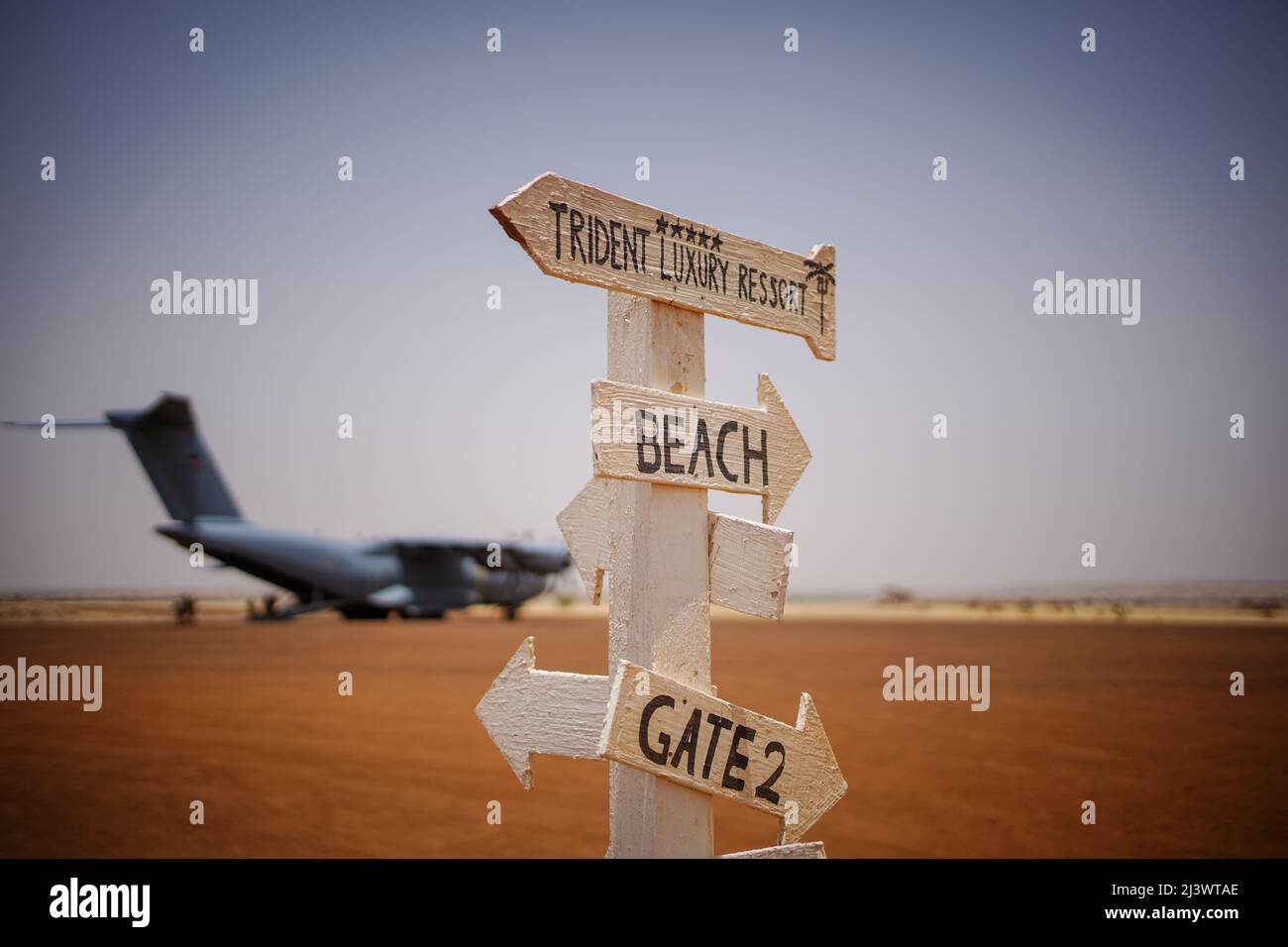 Tillia, Niger. 10. April 2022. Vor dem Airbus A400M der deutschen Luftwaffe in Tillia steht ein Schild, auf dem der deutsche Verteidigungsminister eingetroffen ist. Die Bundeswehr ist an der UN-Mission Minusma in Niger beteiligt. Quelle: Kay Nietfeld/dpa/Alamy Live News Stockfoto