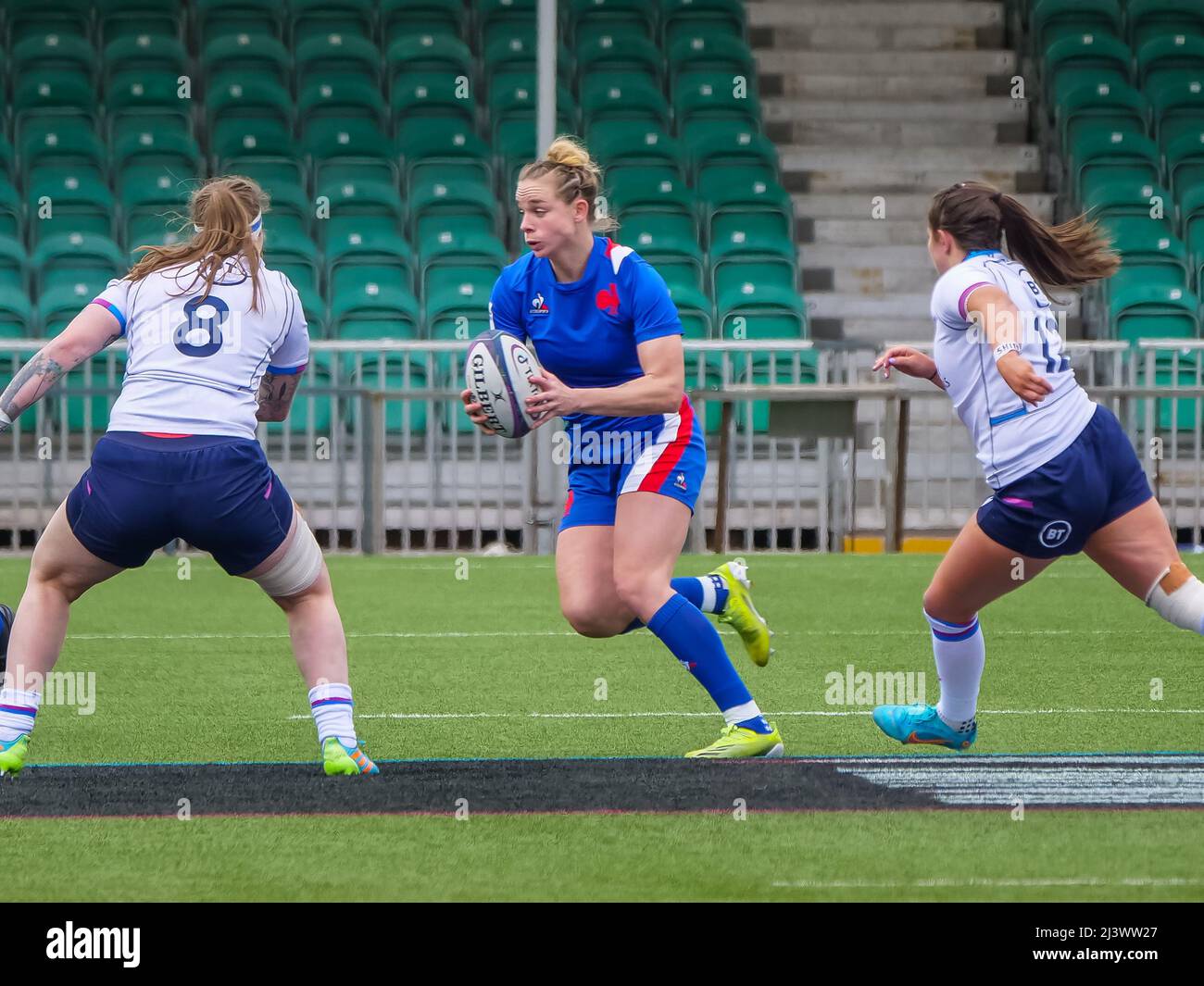 Glasgow, Großbritannien. 10. April 2022. Marine Menager (13 - Frankreich) bringt den Ball nach vorne im Spiel zwischen Schottland und Frankreich bei der Six Nations Women's Championship im Scotstoun Stadium, Glasgow am 10.. April 2022 Claire Jeffrey Credit: SPP Sport Press Photo. /Alamy Live News Stockfoto