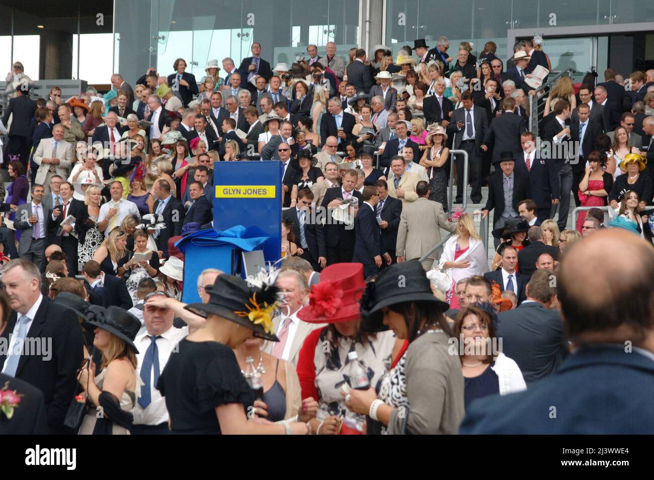 Zuschauermenge bei den Royal Ascot Races. Stockfoto