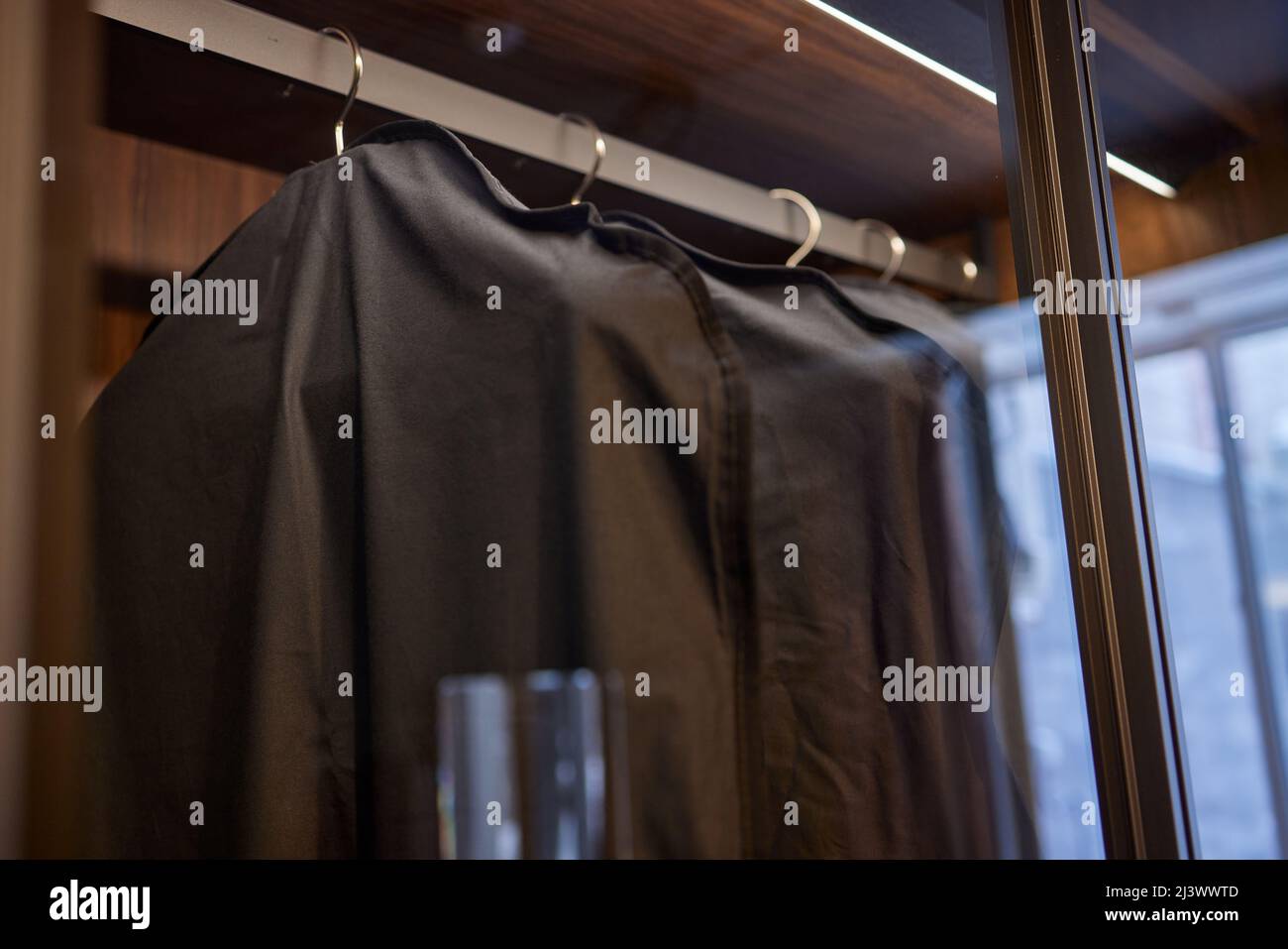 Großer, moderner Einbauschrank mit mattem Glas an den Ständern der Schiebetüren Stockfoto