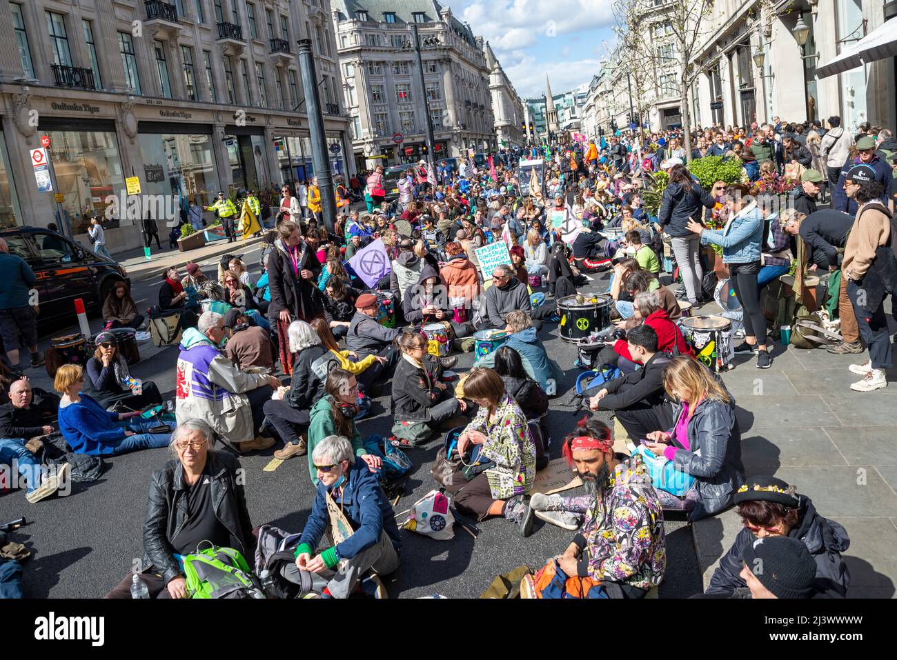 Extinction Rebellion Demonstranten, die ab dem 9. April 2022 eine Phase ziviler Störungen startten, setzten sich hin und blockierten die Regent Street und die Oxford Street Stockfoto