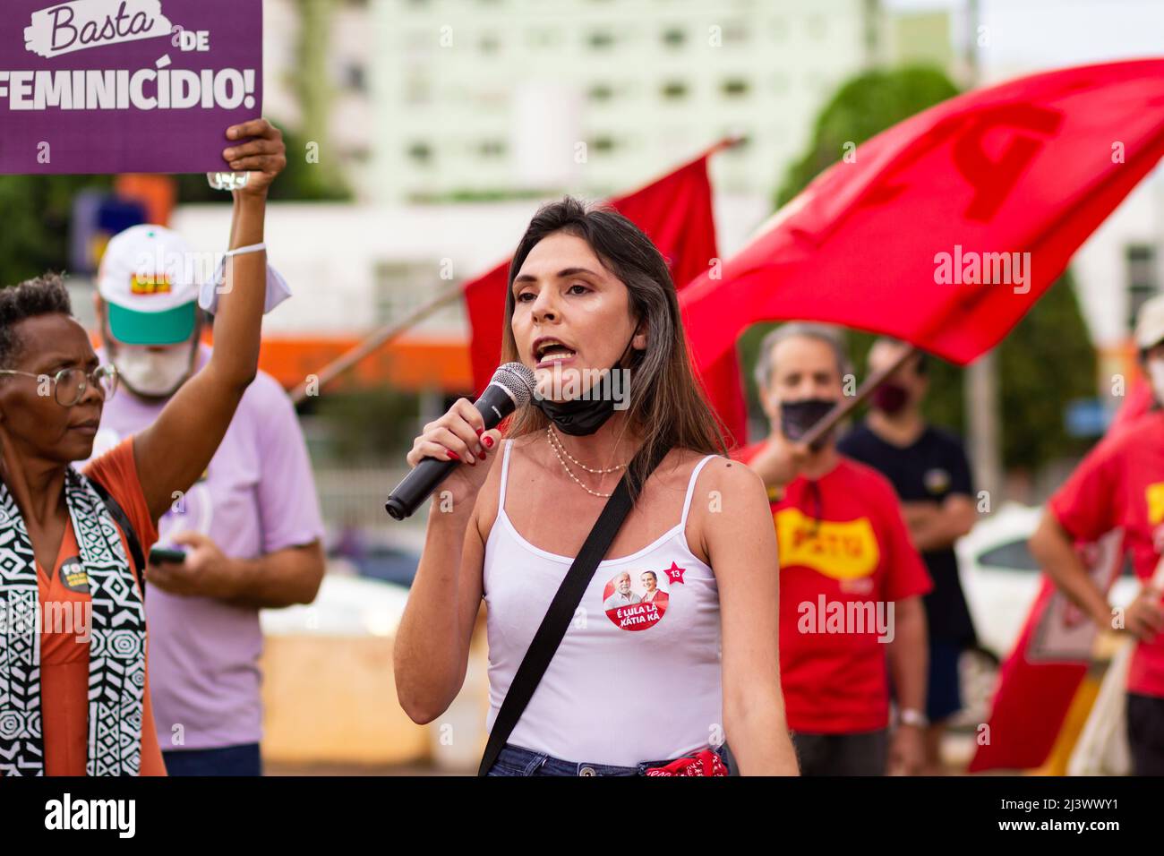 Goiânia, Goias, Brasilien – 09. April 2022: Frau, die ins Mikrofon spricht. Foto, das während eines Protestes in der Stadt Goiânia gegen den Präsidenten aufgenommen wurde. Stockfoto