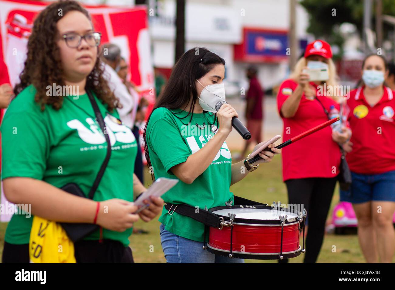 Goiânia, Goias, Brasilien – 09. April 2022: Frau, die ins Mikrofon spricht. Foto, das während eines Protestes in der Stadt Goiânia gegen den Präsidenten aufgenommen wurde. Stockfoto