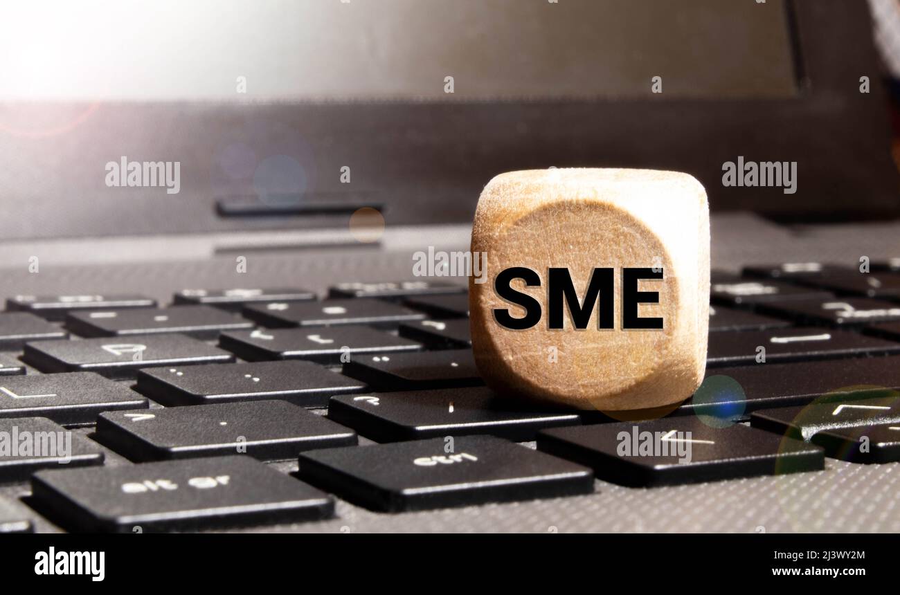 KMU, kleine mittelständische Unternehmen, Geschäftskonzept Wort auf Holzwürfel isoliert auf weißem Hintergrund. Stockfoto