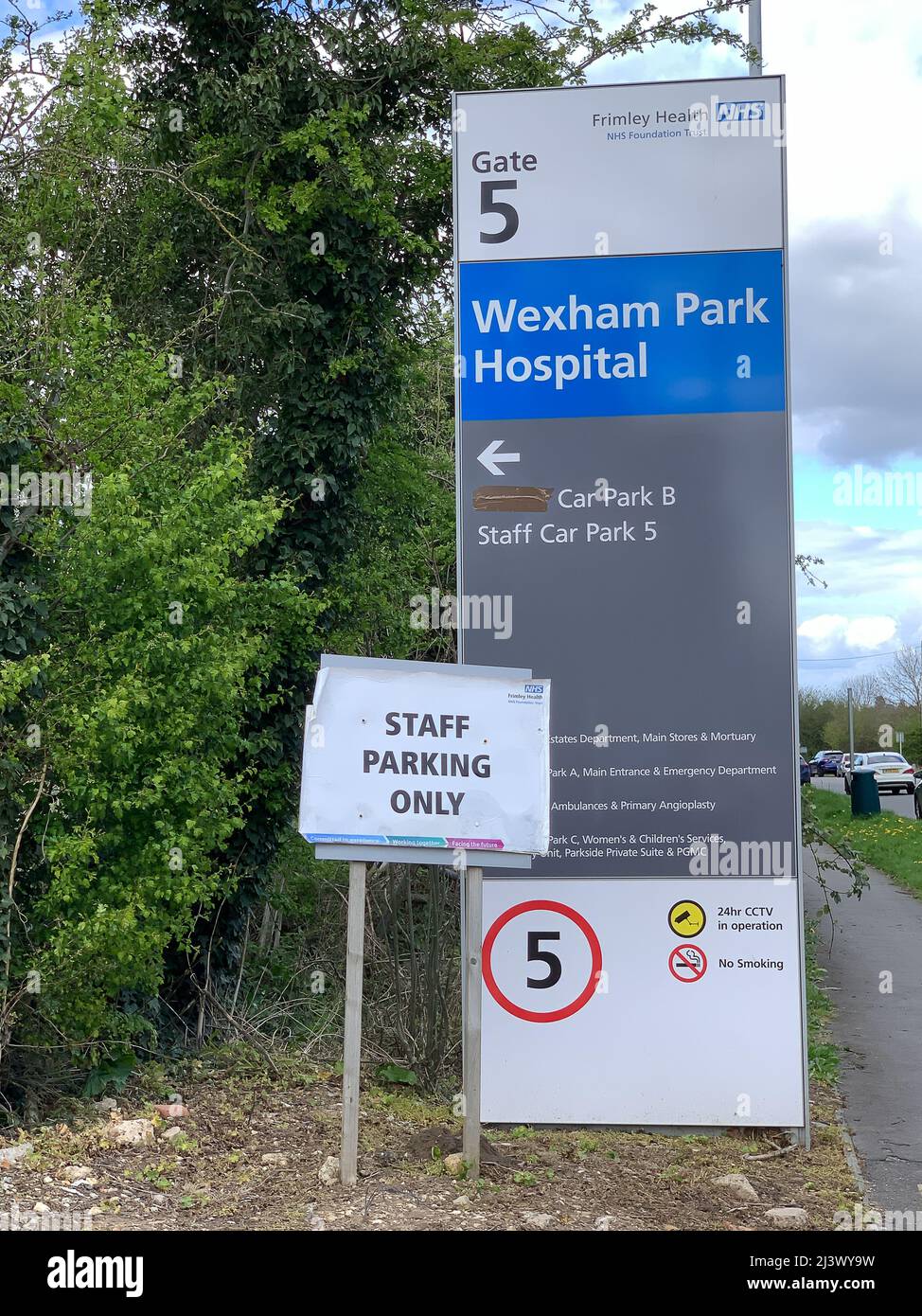 Slough, berkshire, Großbritannien. 9.. April 2022. Am Wexham Park Hospital in Slough befindet sich ein Schild mit einem Parkplatz nur für Mitarbeiter. Das Personal wird erneut für das Parken berechnet, während es in einer Reihe von Krankenhäusern in England arbeitet. Es wurde eine Petition gestartet, um die kostenlose Parkmöglichkeit für NHS-Mitarbeiter fortzusetzen, wie es während der Covid-19-Sperre der Fall war. Quelle: Maureen McLean/Alamy Live News Stockfoto