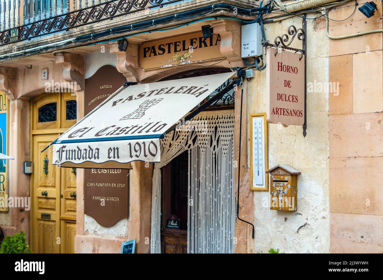 SEPULVEDA, SPANIEN - 12. SEPTEMBER 2021: Alte traditionelle Konditorei und Bäckerei in der mittelalterlichen Stadt Sepulveda, Provinz Segovia, Kastilien und Leon Stockfoto