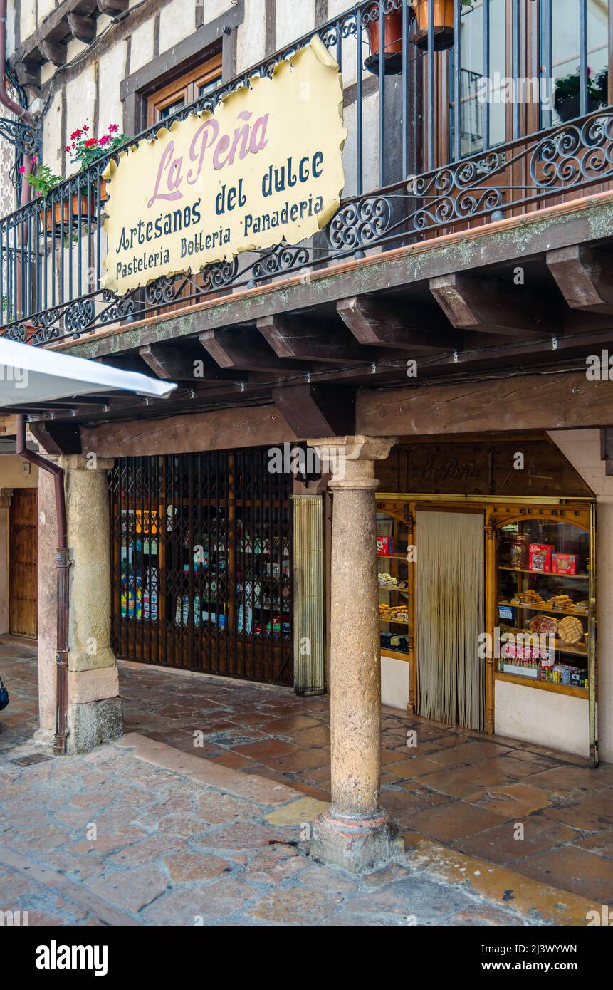 SEPULVEDA, SPANIEN - 12. SEPTEMBER 2021: Alte traditionelle Konditorei und Bäckerei in der mittelalterlichen Stadt Sepulveda, Provinz Segovia, Kastilien und Leon Stockfoto