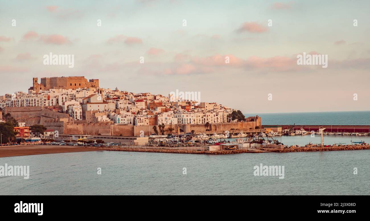 Stadtbild der Stadt Peniscola an der spanischen Mittelmeerküste Costa del Azahar Stockfoto