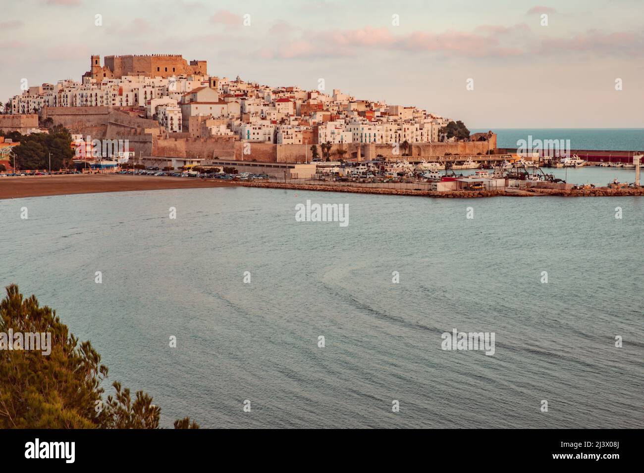 Stadtbild der Stadt Peniscola an der spanischen Mittelmeerküste Costa del Azahar Stockfoto