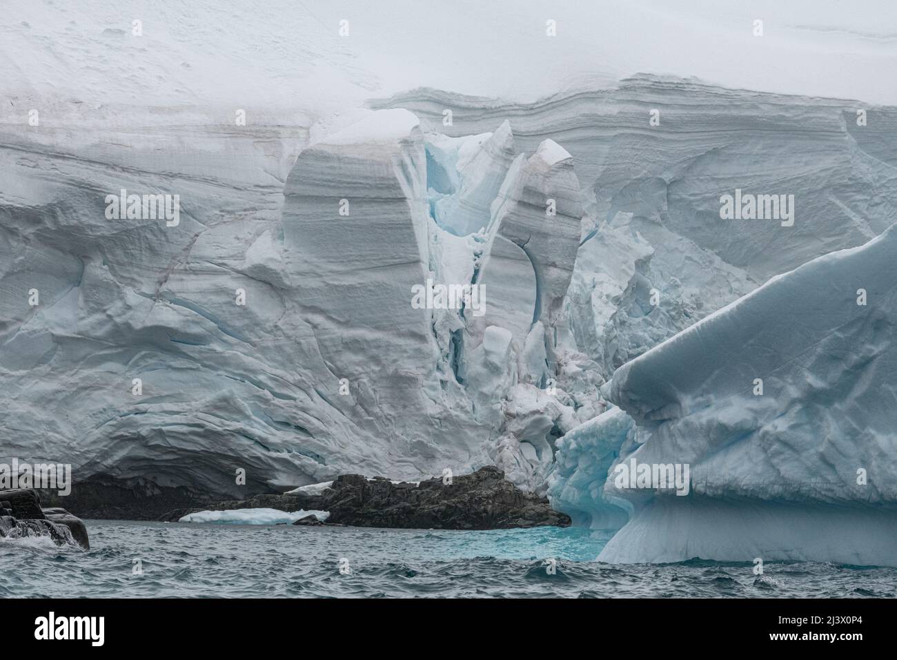 Landschaft aus Eis, Schnee, Gletschern und Eisbergen der Antarktis Stockfoto