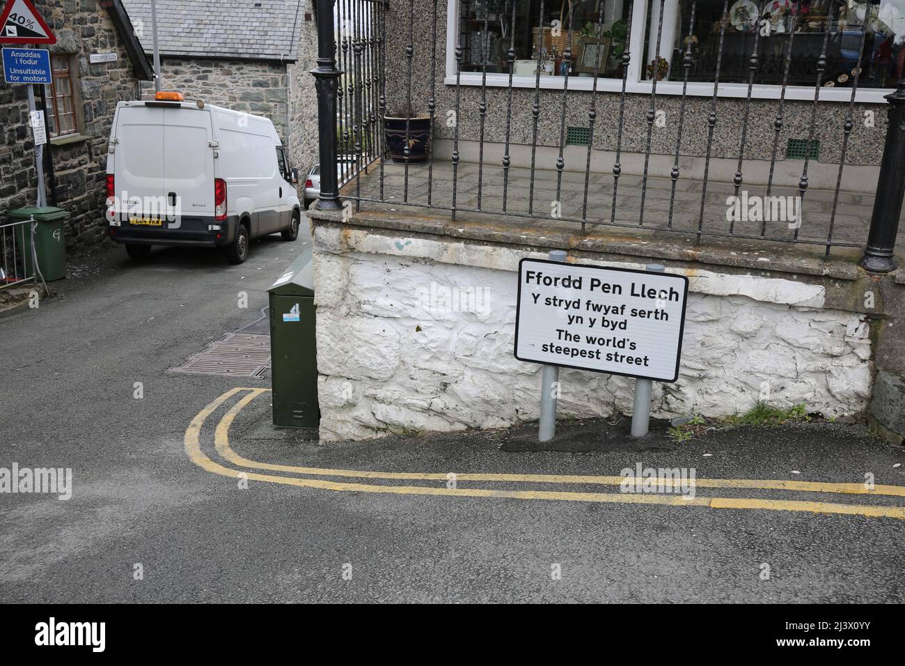 Harlech, Gwynedd, North Wales, Wales, Großbritannien, Ffordd Pen Llech, jetzt die zweitsteilste Straße der Welt. Ffordd Pen Llech ist eine öffentliche Straße in der Stadt Harlech, die im Snowdonia National Park, Nordwales, liegt. Sie galt einst als die steilste Straße der Welt, obwohl dieser Titel am 8. April 2020 an den vorherigen Inhaber der Baldwin Street in Neuseeland zurückging Stockfoto