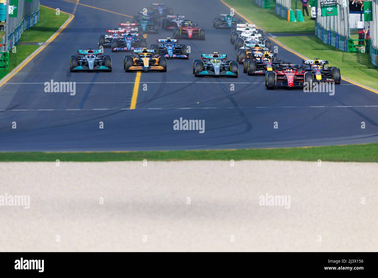 10.. April 2022, Albert Park, Melbourne, Australien; FIA Formula 1 Australian Grand Prix, Race Day: Start bei der Australian Formula 1 Grandprix als Fahrer in Richtung Ecke 1 Stockfoto