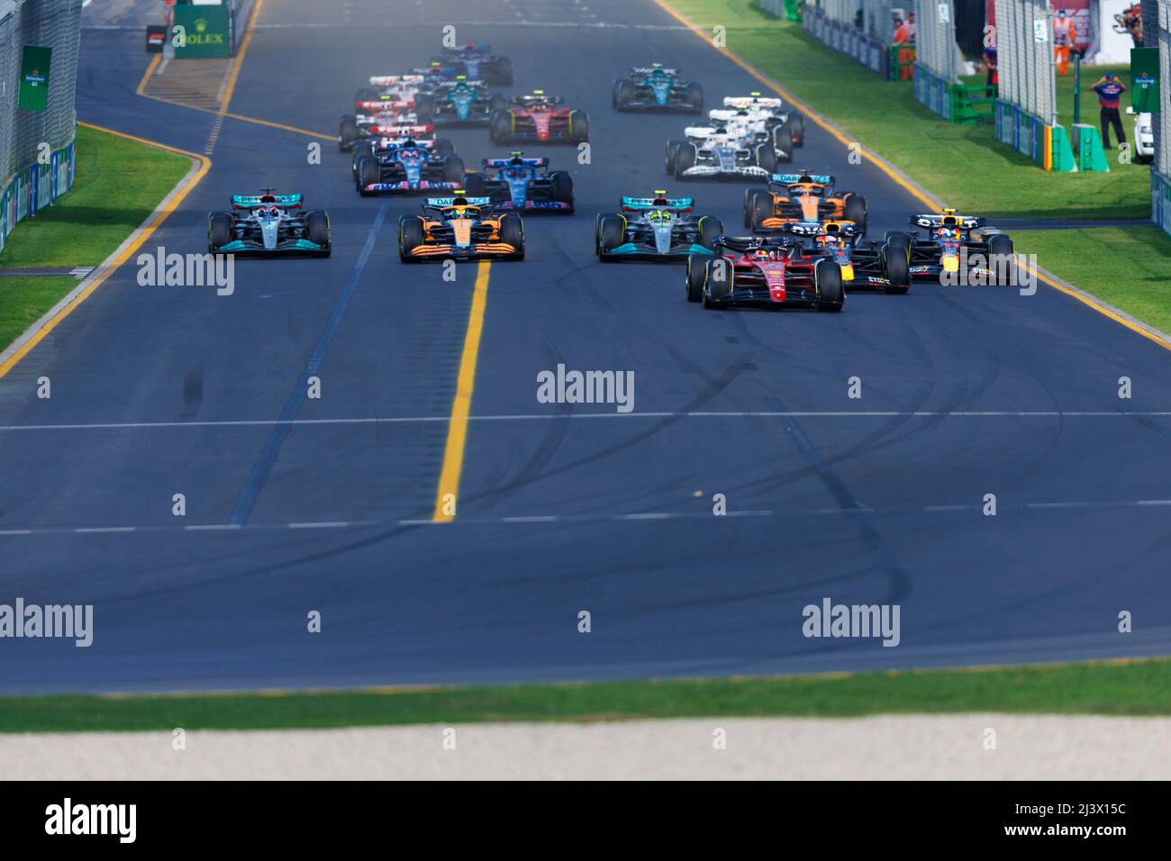 10.. April 2022, Albert Park, Melbourne, Australien; FIA Formel 1 großer Preis von Australien, Renntag: Der Start des Rennens erfolgt bei der australischen Formel 1 Grandprix, während die Fahrer in Richtung Ecke 1 fahren Stockfoto