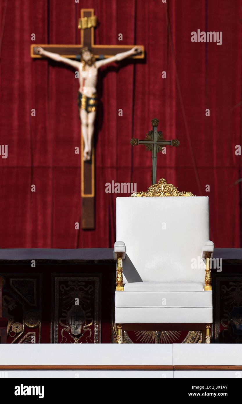 Der Thron Des Papstes Vor Papst Franziskus Feiert Am 10. April 2022 Im