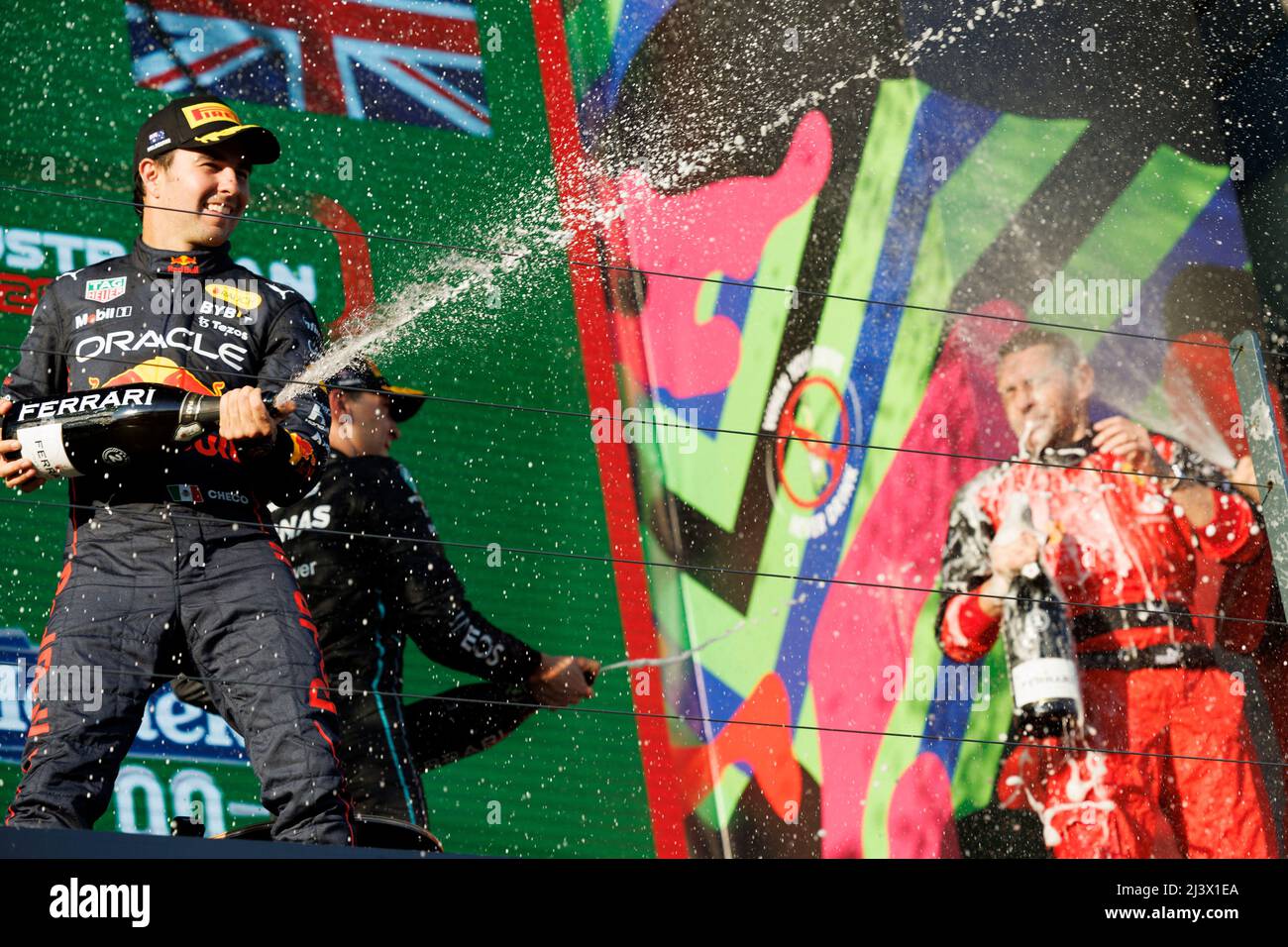 Albert Park, Melbourne, Australien. 10. April 2022. FIA Formula 1 Australian Grand Prix, Renntag: Red Bull-Fahrer Sergio Perez ist zweiter auf dem Podium der australischen Formel 1 Grandprix Credit: Action Plus Sports/Alamy Live News Stockfoto