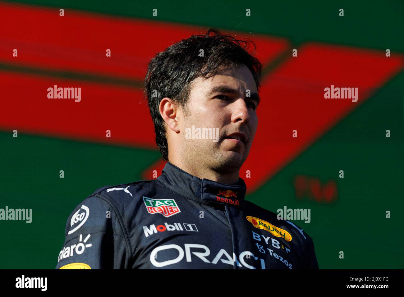 Albert Park, Melbourne, Australien. 10. April 2022. FIA Formula 1 Australian Grand Prix, Race Day: Red Bull-Fahrer Sergio Perez auf dem Podium ist Zweiter im Rennen Credit: Action Plus Sports/Alamy Live News Stockfoto