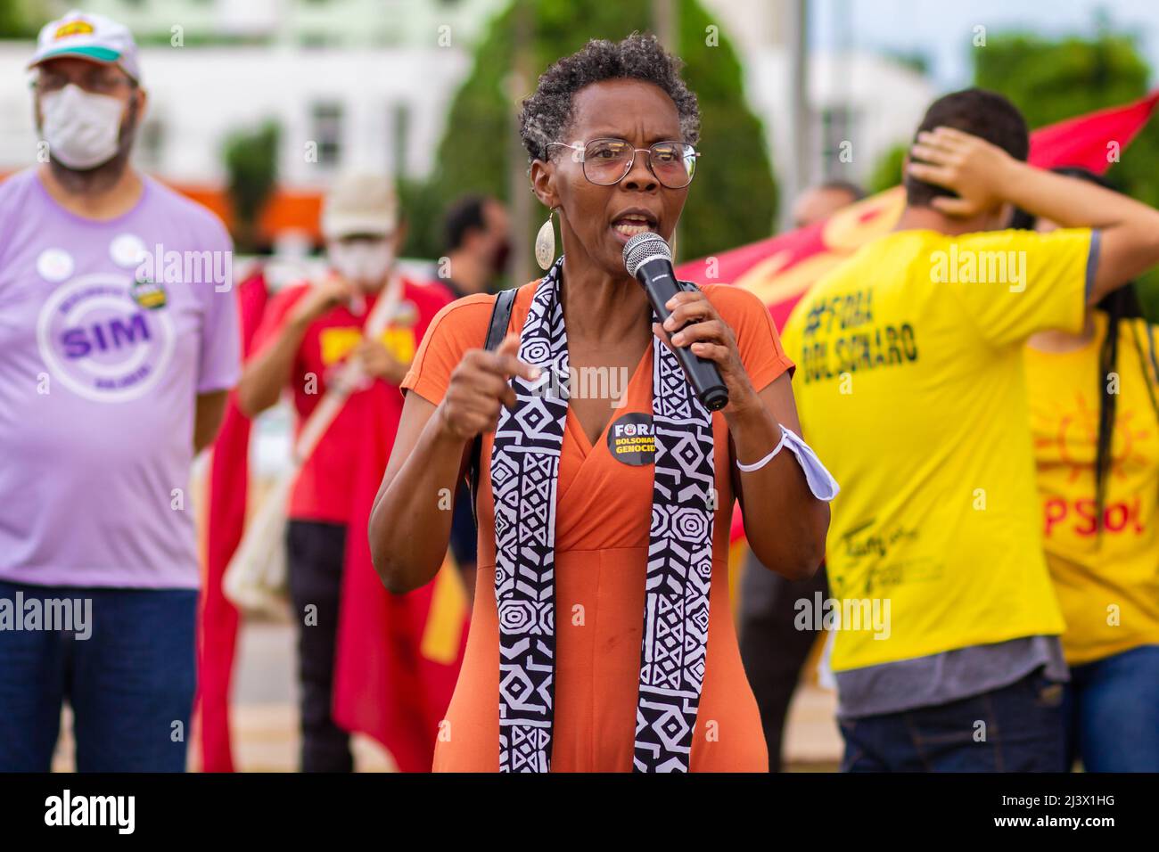 Goiânia, Goias, Brasilien – 09. April 2022: Eine Frau, die ins Mikrofon spricht. Foto, das während eines Protestes in der Stadt Goiânia gegen den Präsidenten aufgenommen wurde Stockfoto