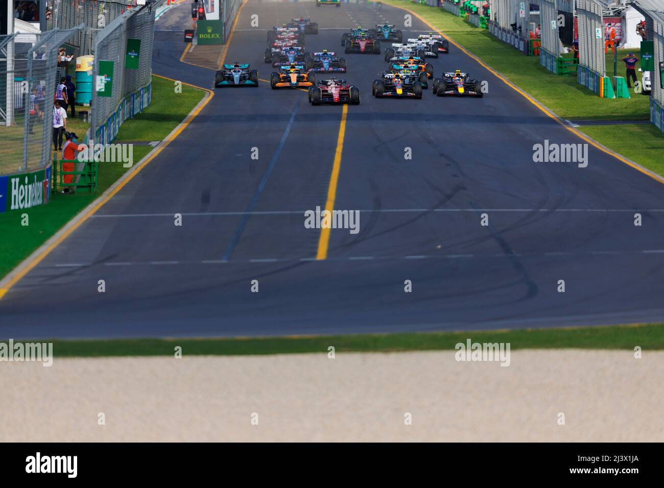 10.. April 2022, Albert Park, Melbourne, Australien; FIA Formel 1 großer Preis von Australien, Renntag: Der Start des Rennens erfolgt bei der australischen Formel 1 Grandprix, während die Fahrer in Richtung Ecke 1 fahren Stockfoto