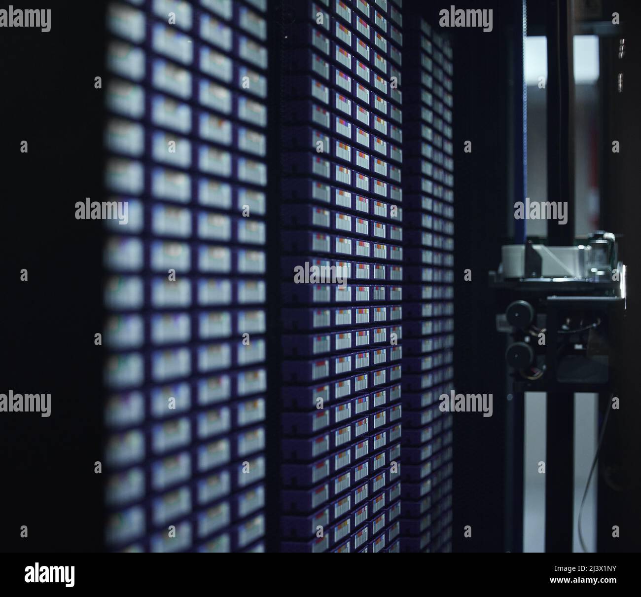 Alle Ihre Daten, sicher an einem Ort. Ausgeschnittene Aufnahme des Innenraums eines Netzwerkserverraums. Stockfoto