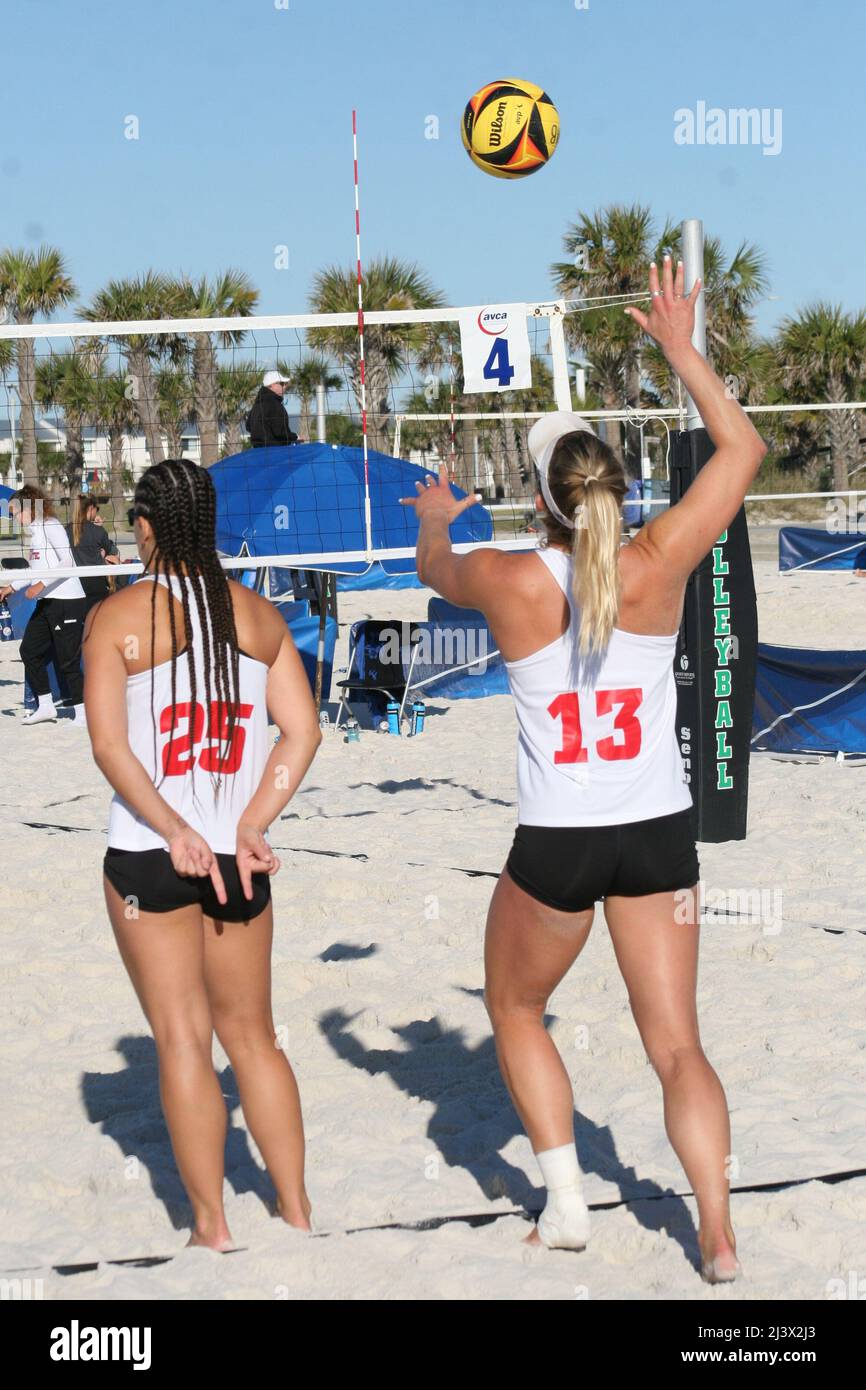 NCAA Women's Beach Volleyball 2022 UAB März bis Mai. University of Alabama Birmingham Turnier in Gulf Shores, Alabama, USA statt. Stockfoto