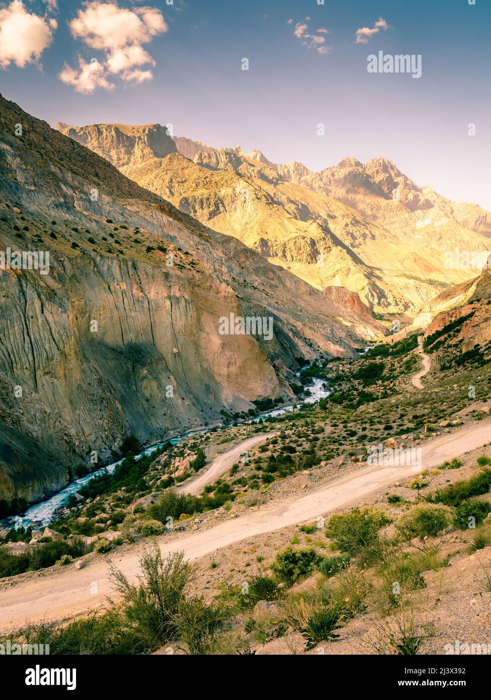 Malerische Bergstraße nach Iskanderkul - ein alpiner See in den Bergen Tadschikistans Stockfoto